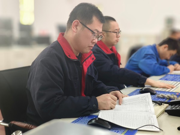 12月2日，尿素車間化工三班中控人員認(rèn)真監(jiān)盤1.jpg