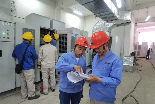 變頻技改現(xiàn)場，大家正在積極討論.jpg