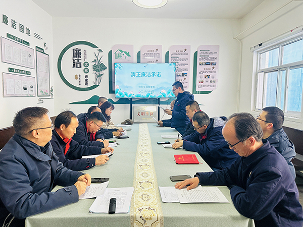 1月9日下午，物料車間黨支部組織黨員領(lǐng)導(dǎo)干部及重點(diǎn)崗位人員開展了新年“第一課”活動(dòng)。--圖為重點(diǎn)崗位人員趙宇進(jìn)行清正廉潔承諾.jpg