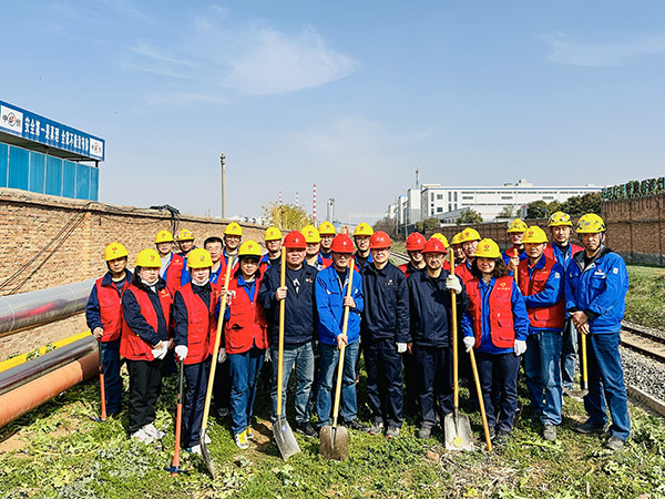3月20日下午，物料車間黨支部開展“清除雜草保安全 志愿服務(wù)顯擔(dān)當(dāng)”主題活動(dòng)，黨員及青年志愿者集體合影    600.jpg