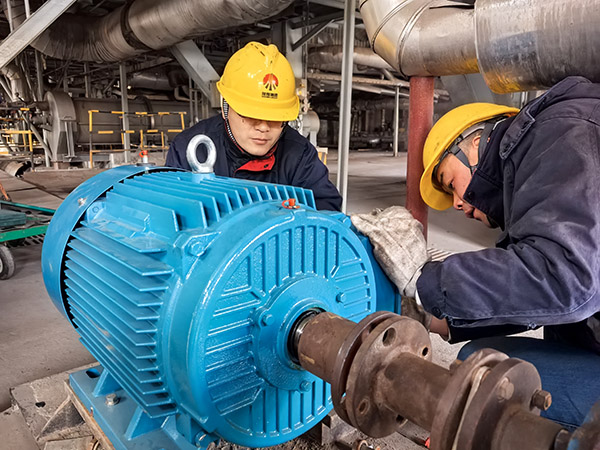1月20日，檢修三班正在對鍋爐疏水泵電機進行更換1.jpg