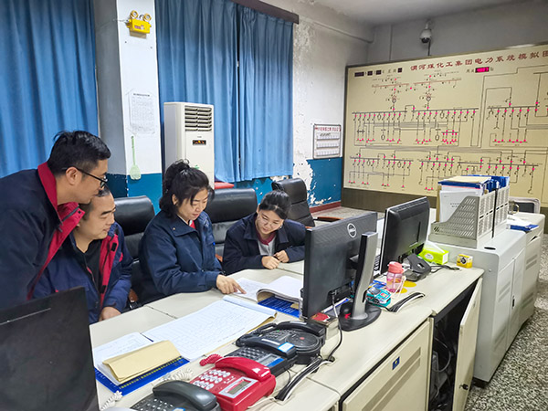 1月22日，張瑩和同事對操作票進(jìn)行講解.jpg