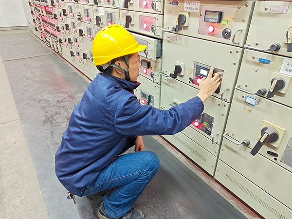 2月5日，運(yùn)行人員正在配電室巡檢.jpg