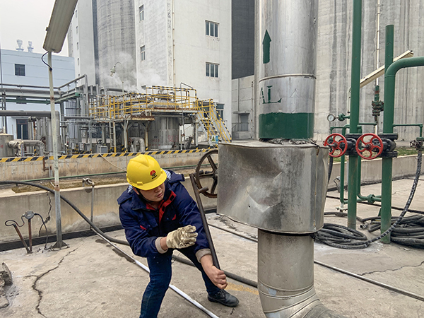 3月12時(shí)，合成車間員工關(guān)小閥門，避免浪費(fèi).jpg