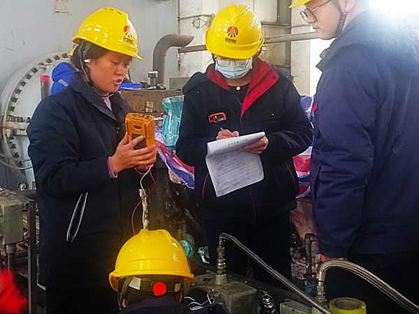 3月18日，計控電儀部空分尿素工段儀表工在二期空氣壓縮機廠房內(nèi)進行以“師帶徒”培訓(xùn)模式的檢維修作業(yè)-2.jpg