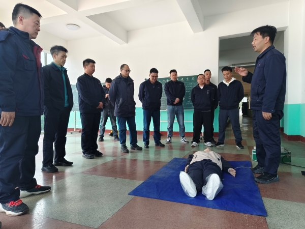 3月21日，應(yīng)急隊員寧修生在尿素車間講解心肺復(fù)蘇.jpg