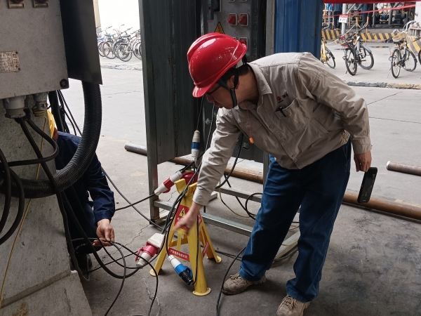 4月9日，計控電儀部安全員黃建榮在進(jìn)行安全用電現(xiàn)場檢查，為作業(yè)人員指出問題并認(rèn)真講解正確操作及規(guī)定。.jpg