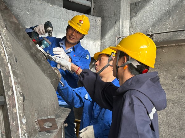 4月9日王明偉、康金生、青工曾炳睿在2#鍋爐磨煤機(jī)更換北側(cè)磨輥溫度.jpg