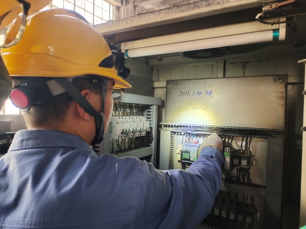 4月10日康金生、曾炳睿在一期給煤機平臺更換給煤機控制柜內(nèi)PLC及擴展模塊主機.jpg