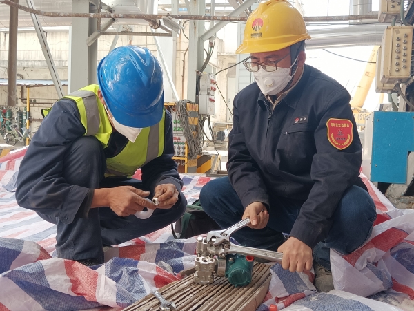 4月13日，計(jì)控電儀部員工方立民在一期空分現(xiàn)場(chǎng)進(jìn)行空分儀表的更換工作.jpg