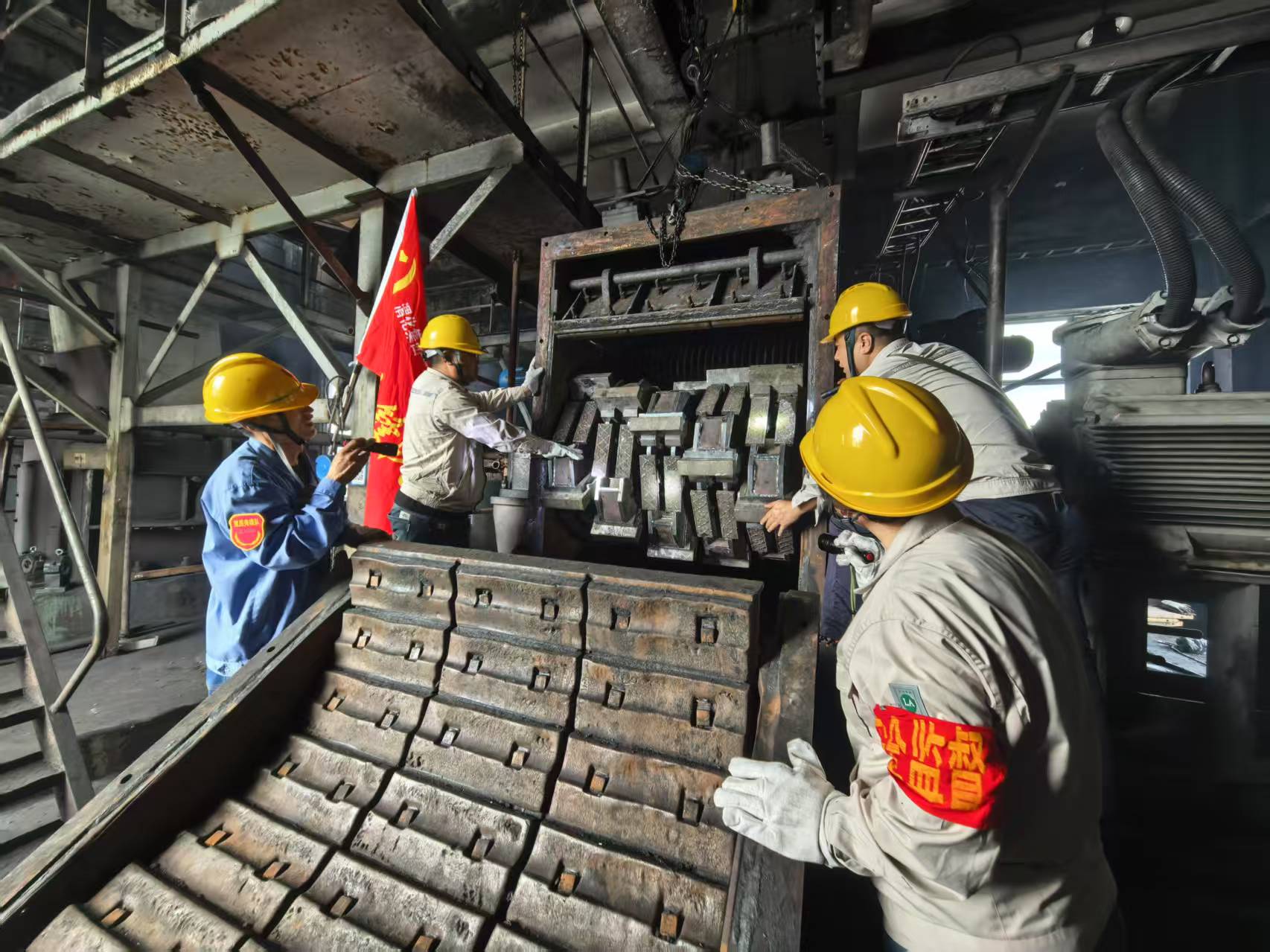 大檢修現(xiàn)場-技術(shù)員贠文軍與林佳峰、安全員李青、黨員黨曉波查看細碎機篩軸安裝情況.jpg