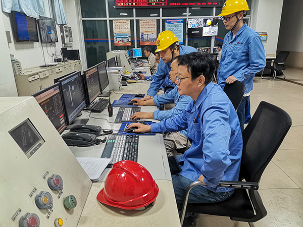 4月21日，3號鍋爐點爐，車間各工藝人員正在精心操作，嚴密監(jiān)控.jpg