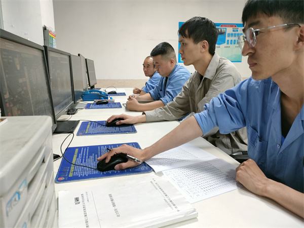 空塔阻力實(shí)驗(yàn)期間，工藝人員在DCS上面操作。.jpg