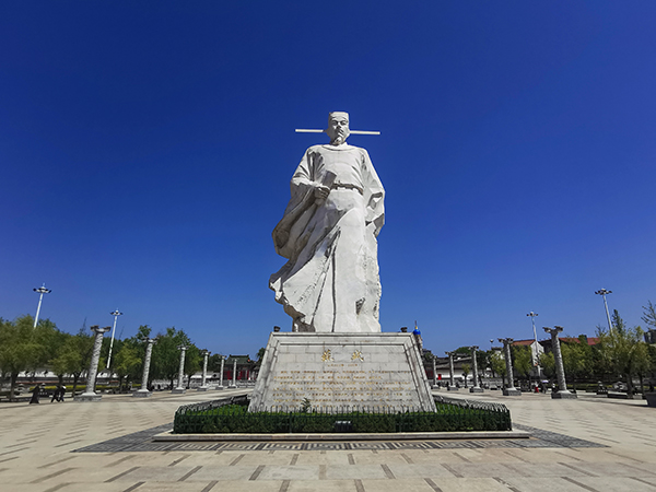 蘇軾雕像，5月2日拍于鳳翔東湖.jpg
