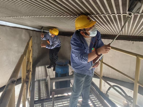 2025年5月19日，乙二醇車間職工認(rèn)真清理壓縮機(jī)組空冷島管束.jpg