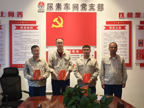 6月20，主任王濤為化工二班頒獎(jiǎng).jpg