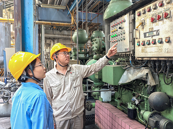 2025年6月23日，設(shè)備員對班組人員進(jìn)行現(xiàn)場教學(xué).jpg