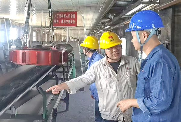 6月27日，技術(shù)員林佳峰和安技員李青就環(huán)保項(xiàng)目倉(cāng)頂全密封導(dǎo)料槽對(duì)承包商技術(shù).安全.和進(jìn)度要求.jpg