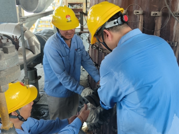 7月2日，計控電儀部三期檢修工作正式拉開序幕，儀表工正在進行氣化樓檢修任務.jpg