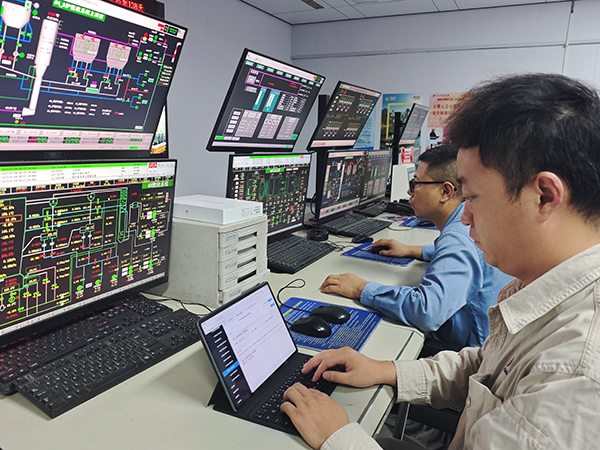 7月3日，動力車間三期控制室，操作人員正在停運4號鍋爐.jpg