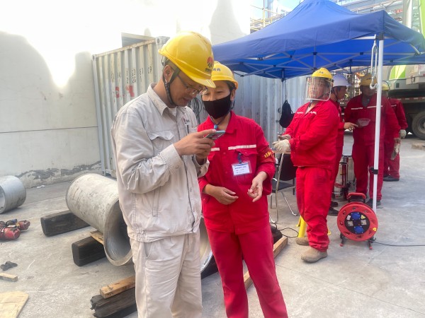 安全員王行在801檢修現(xiàn)場逐一檢查安全措施的落實.jpg