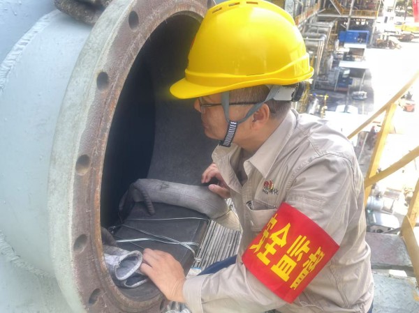 班長張宏濤在氣化煤漿槽處復查清洗完成工作.jpg