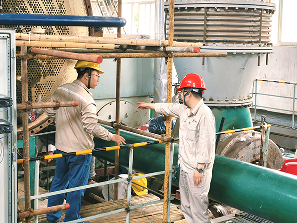 7月5日，清理凝汽器現(xiàn)場，副主任秦昊正在叮囑青工賀國慶注意事項(xiàng).jpg