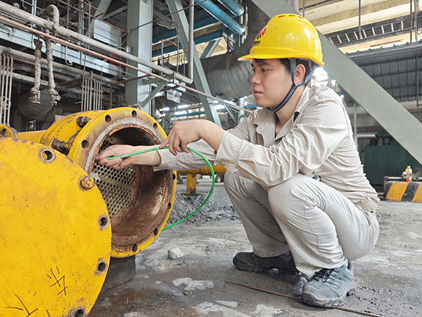 7月6日，動(dòng)力車間三期現(xiàn)場(chǎng)，李云飛正在清理油冷器.jpg