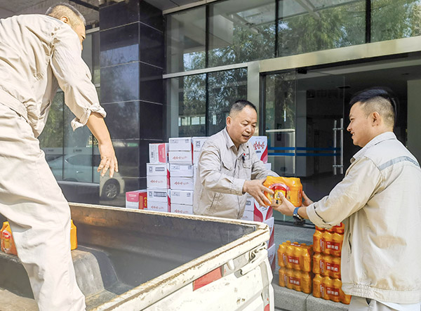 161752653028165185.jpg 2025年運(yùn)銷(xiāo)市場(chǎng)部送清涼1xiao.jpg