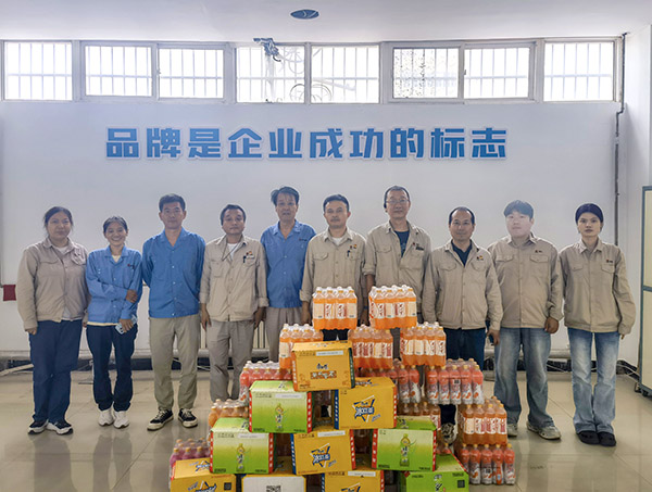 161752653829576825.jpg 2025年運(yùn)銷(xiāo)市場(chǎng)部送清涼.jpg