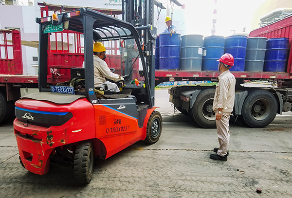 171752724355198884.jpg 三期檢修現(xiàn)場催化劑回收工作.jpg