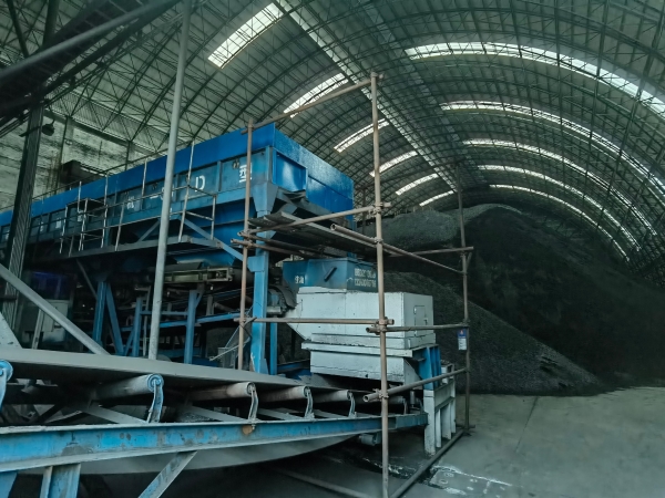 211753053711752399.jpg 原煤存放料場(chǎng)區(qū).jpg