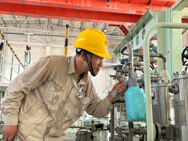 211753054344182471.jpg 工藝人員現(xiàn)場查漏.jpg