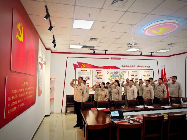7月17日下午，乙二醇車間黨支部開展”同過(guò)政治生日 永葆黨員本色“主題黨日活動(dòng)，黨員們重溫入黨誓詞.jpg