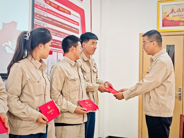 7月17日下午，乙二醇車間黨支部開展”通過(guò)政治生日 永葆黨員本色“主題黨日活動(dòng)，支部書記楊磊為過(guò)”政治生日“黨員贈(zèng)送賀卡.jpg