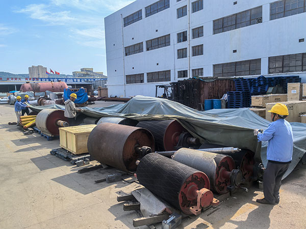 311753952112112462.jpg 現(xiàn)場人員開展設備覆蓋防水布工作.jpg