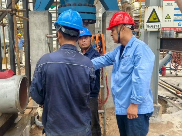 011754013861164663.jpg 檢修現(xiàn)場(chǎng),李風(fēng)明進(jìn)行防暑降溫安全叮囑.jpg