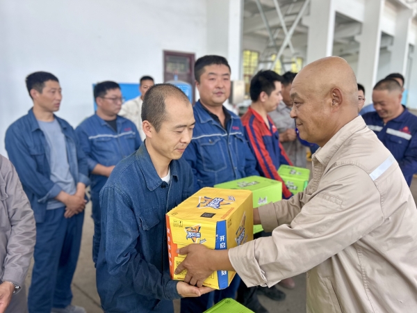 011754013901110785.jpg 李風(fēng)明給外協(xié)“弟兄們”發(fā)放“清涼關(guān)愛”物品.jpg