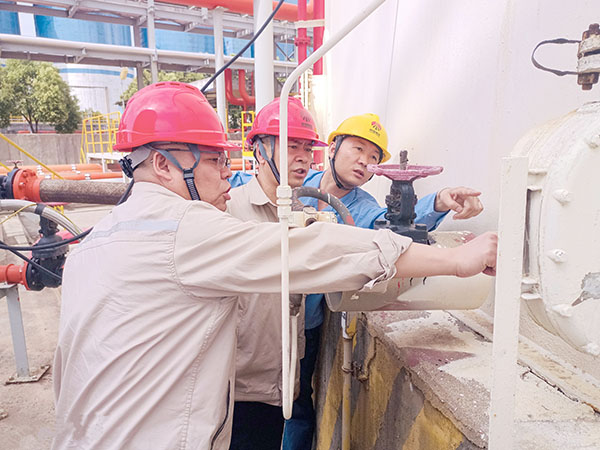 7月30日下午，公司副總工程師、生產(chǎn)部安全風(fēng)險排查工作-圖為630罐區(qū).jpg
