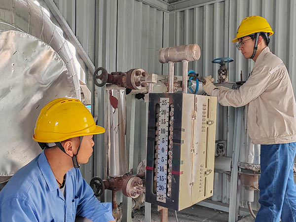 081754625378750631.jpg 魏高強現(xiàn)場指導董宇斌沖洗汽包水位計.jpg