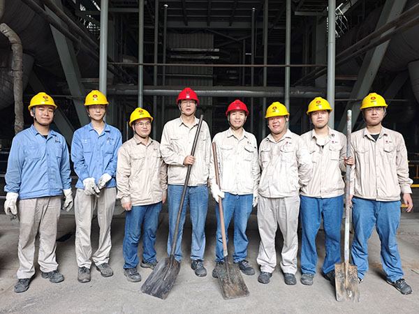 8月8日早上，動(dòng)力車間組織黨員、團(tuán)員清理地溝淤泥后，在鍋爐前合影   600.jpg