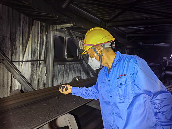 8月14日晚，動力車間運行一班班長閆海斌在原料上煤皮帶處查看燃煤情況 (1).jpg