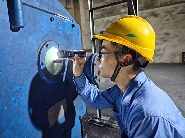 8月14日，動力車間三期現(xiàn)場，運行人員正在給煤機處檢查給煤情況 (1).jpg