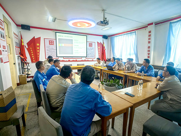 251756090615196521.jpg 動(dòng)力車間評(píng)議小組正在進(jìn)行民主評(píng)議.jpg