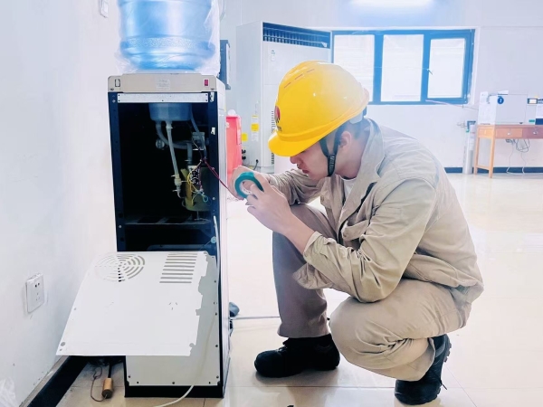 2025年中期檢修，彬州公司電儀分部職工劉鵬遠(yuǎn)修理飲水機(jī).jpg