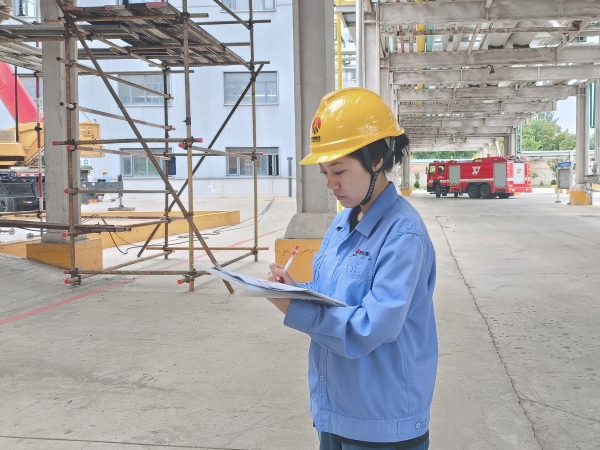 301756520220210140.jpg 2025年彬州公司中修,女職工認(rèn)真核對(duì)作業(yè)票.jpg