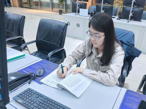 301756520230764503.jpg 2025年彬州公司中修,女職工認(rèn)真記錄數(shù)據(jù).jpg