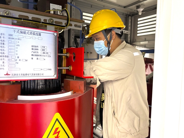 301756521737599103.jpg 運行工段員工何馳正在消弧線圈室緊固母線1.jpg