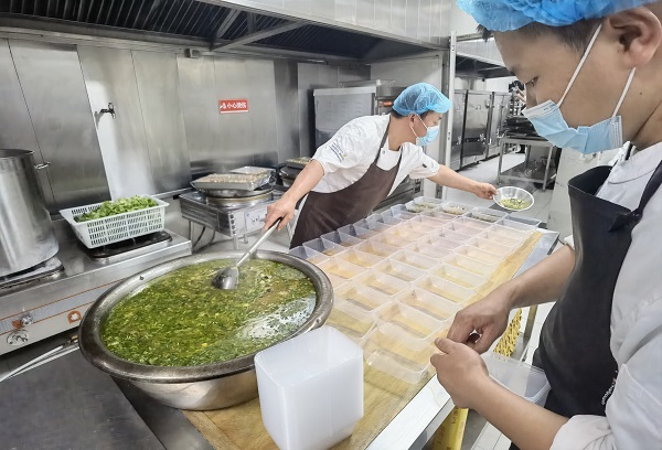 051757067327181089.jpg 中修后廚人員備菜2.jpg