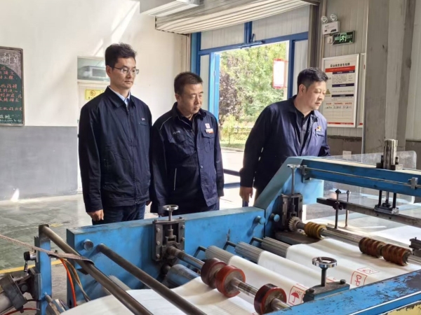 9月22日，延長石油物流包裝制品分公司總經(jīng)理在重載膜車間，結合生產(chǎn)實際，向渭河塑業(yè)考察人員詳解工藝與管理要點。.jpg